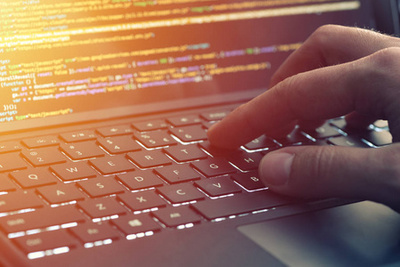 程序員的職業(yè)-人編寫(xiě)編程代碼上筆記本電腦 c